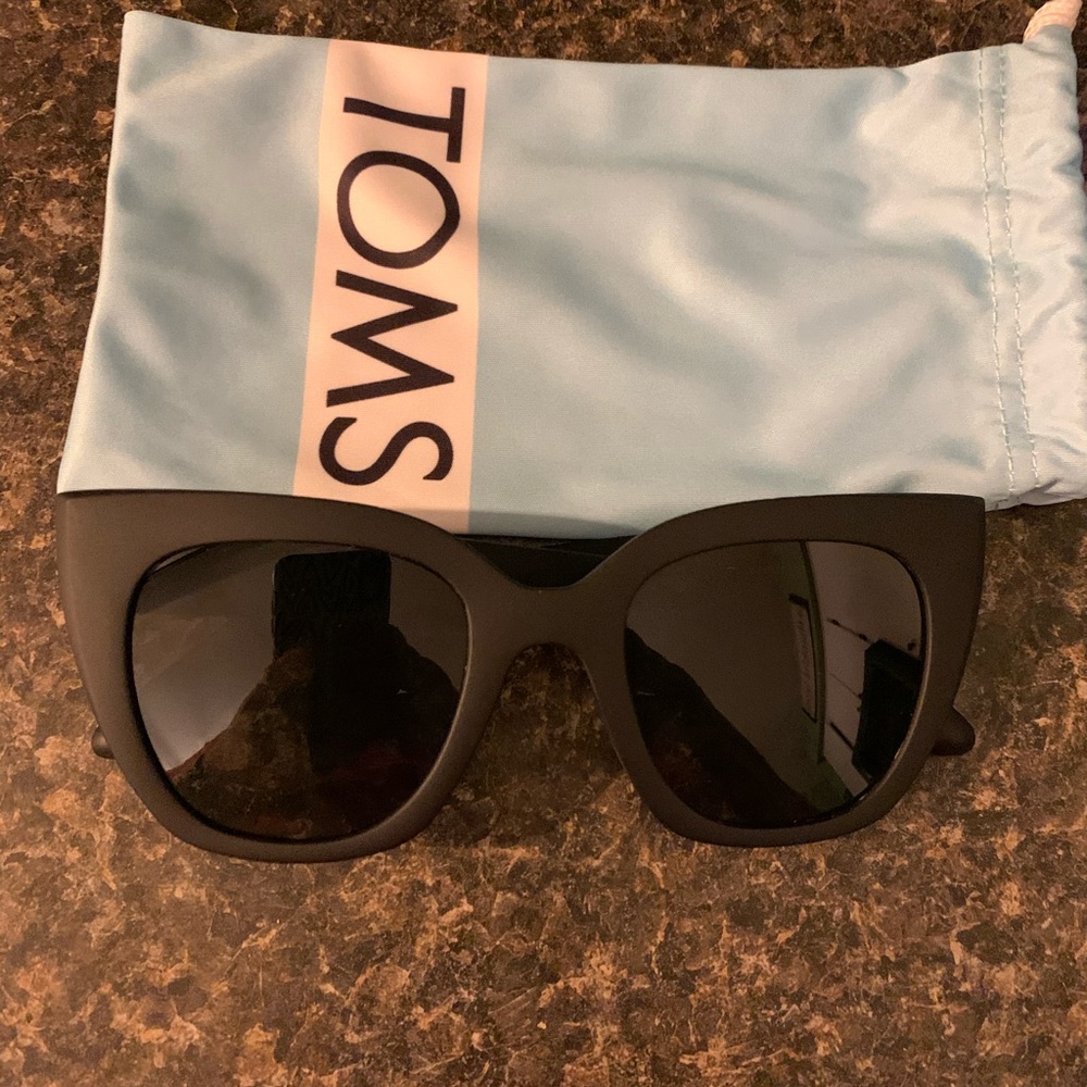 TOMS black matte sunglasses —NEW